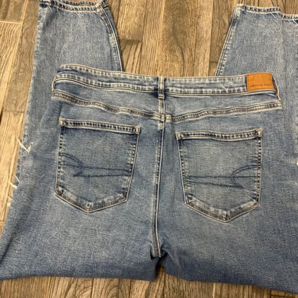 American Eagle Women’s distressed Mom Jean - size 18